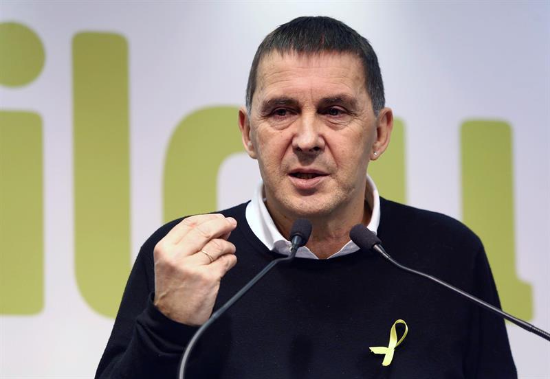 Tras el comunicado de ETA, Otegi pide que todas las partes "asuman sus responsabilidades" Tras el comunicado de ETA, Otegi pide que todas las partes "asuman sus responsabilidades"