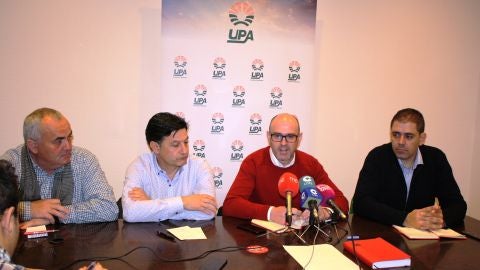 Juli&aacute;n Morcillo con miembros de la ejecutiva provincial del PSOE