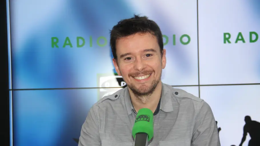 Miguel Venegas, experto en fútbol internacional, en los estudios de Radioestadio. Miguel Venegas, experto en fútbol internacional, en los estudios de Radioestadio.