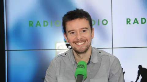 Miguel Venegas, experto en fútbol internacional, en los estudios de Radioestadio. Miguel Venegas, experto en fútbol internacional, en los estudios de Radioestadio.