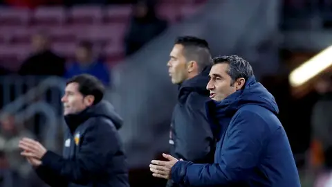 Valverde da indicaciones en la banda ante el Valencia Valverde da indicaciones en la banda ante el Valencia