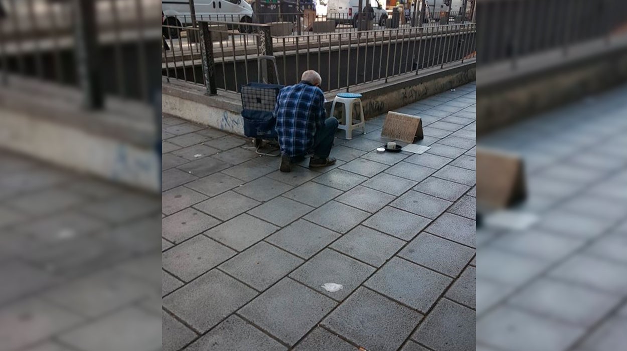 Miguel, el anciano casi ciego que pide dinero en las calles de Madrid al que le han robado su única compañía, su perro Miki Miguel, el anciano casi ciego que pide dinero en las calles de Madrid al que le han robado su única compañía, su perro Miki