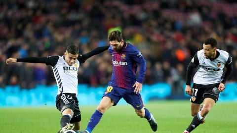 Messi intenta avanzar ante la defensa del Valencia