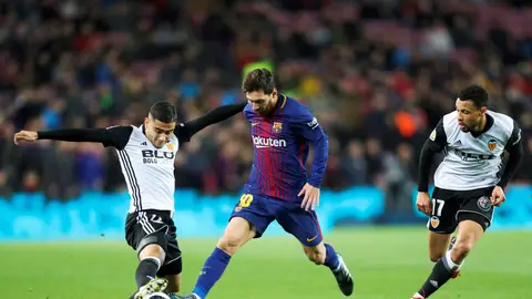 Messi intenta avanzar ante la defensa del Valencia Messi intenta avanzar ante la defensa del Valencia