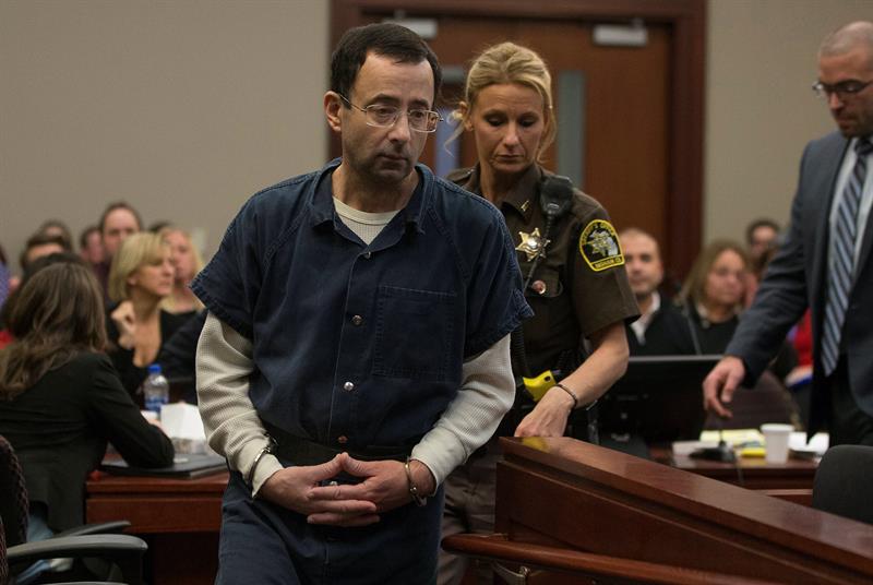 El padre de tres víctimas de Nassar intenta agredirle durante el juicio El padre de tres víctimas de Nassar intenta agredirle durante el juicio