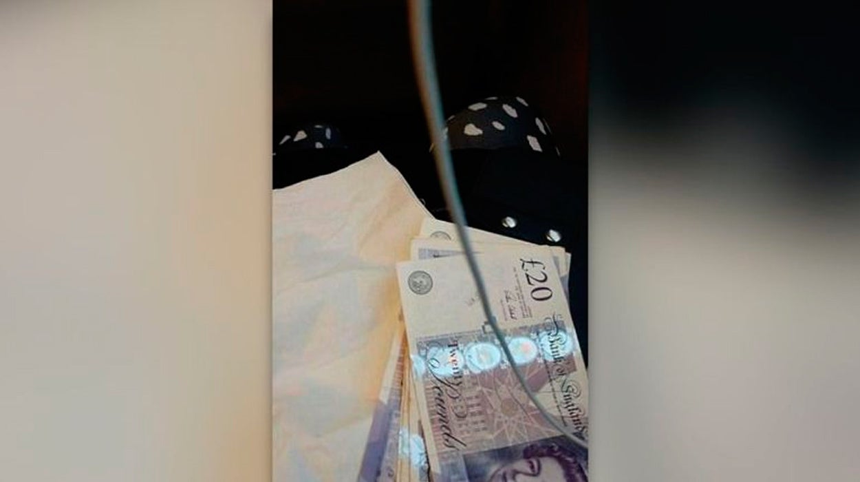 Una joven británica con problemas económicos se queda dormida en el tren y se despierta con 113 euros envueltos en una servilleta en sus piernas Una joven británica con problemas económicos se queda dormida en el tren y se despierta con 113 euros envueltos en una servilleta en sus piernas