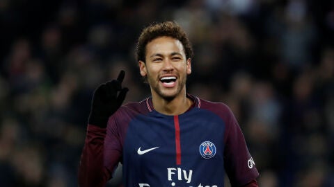 Neymar sonr&iacute;e durante un partido con el PSG