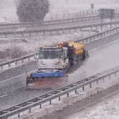 Una quitanieves limpia la Autovía de la Meseta a la altura de la localidad cántabra de Reinosa, en alerta por nieve