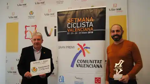 El representant del Club Escapada, Ruben Donat, i el regidor d'Esports i Salut de l'Ajuntament de Vila-real, Javier Serralvo. Un total de 174 corredores de 23 nacionalistats defensaran els 29 equits que es disputen enguant en la prova.