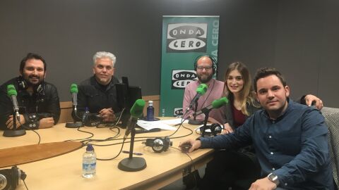 Marcos Cabot&aacute;, Toni Bestard, Mart&iacute; Rodr&iacute;guez, Laura Gost y Jaume Carri&oacute; en los estudios de Onda Cero Mallorca
