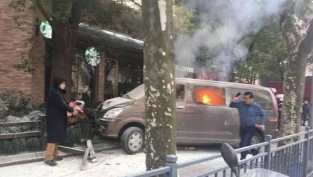 La furgoneta incendiada en Shangai