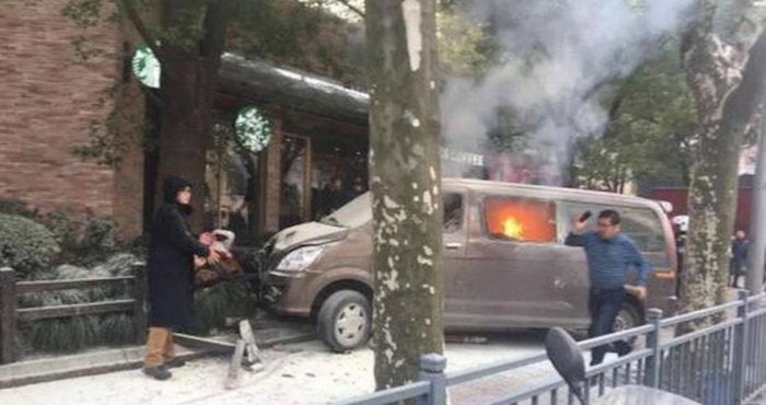 Atropelladas en Shangai una decena de personas por un conductor que se despistó mientras fumaba al volante Atropelladas en Shangai una decena de personas por un conductor que se despistó mientras fumaba al volante