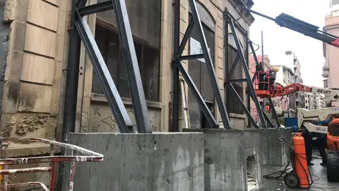Nuevo apuntalamiento ejecutado sobre la fachada del edificio de Riegos El Progreso de Elche Nuevo apuntalamiento ejecutado sobre la fachada del edificio de Riegos El Progreso de Elche