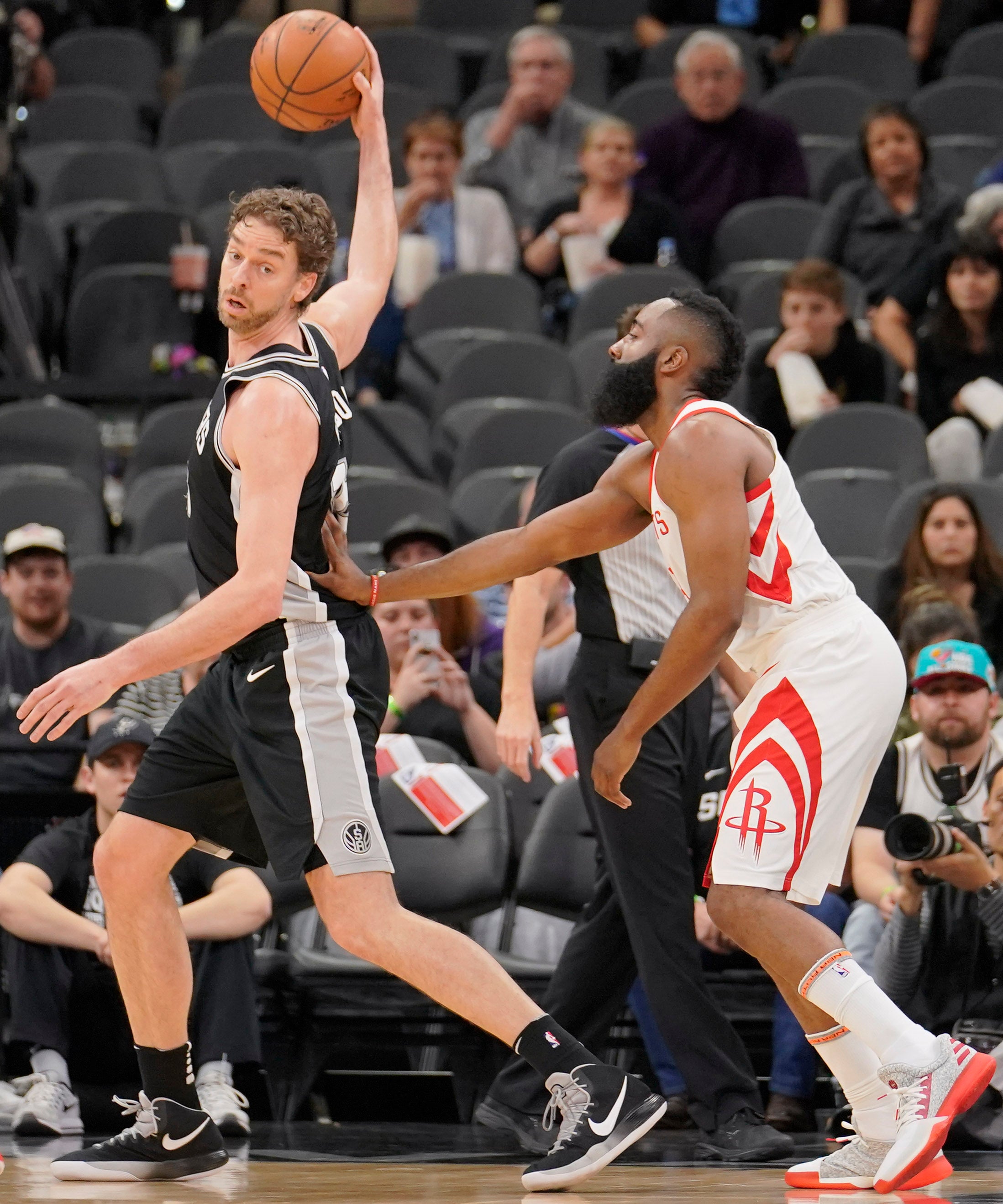 James Harden puede con los Spurs de Pau Gasol en San Antonio James Harden puede con los Spurs de Pau Gasol en San Antonio