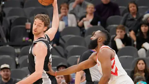James Harden defiende a Pau Gasol James Harden defiende a Pau Gasol