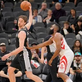 James Harden defiende a Pau Gasol James Harden defiende a Pau Gasol