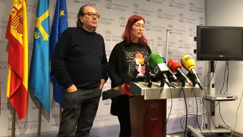 Mario Suárez del Fueyo y Estefanía Puente Rueda de prensa en el Ayuntamiento de Gijón