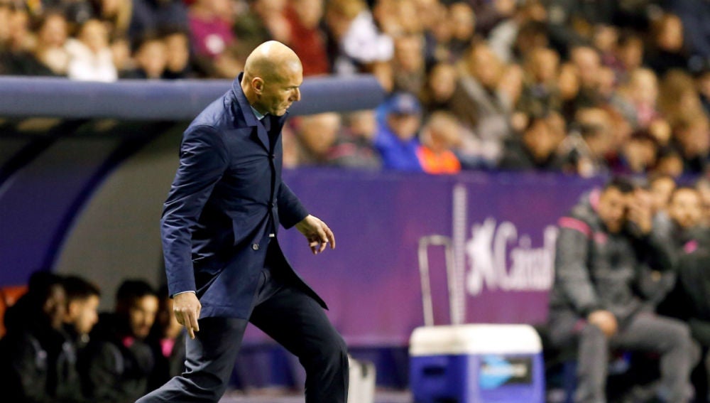 Zidane, ante el Levante
