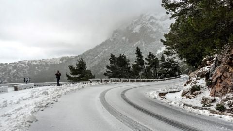La nieve ca&iacute;da cubre una de las carreteras de Soller