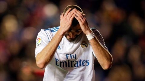 Benzema se lamenta tras una acci&oacute;n ante el Levante