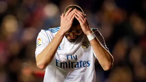 Benzema se lamenta tras una acción ante el Levante Benzema se lamenta tras una acción ante el Levante