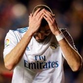 Benzema se lamenta tras una acción ante el Levante
