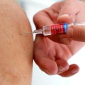 Una persona recibe una vacuna contra la gripe