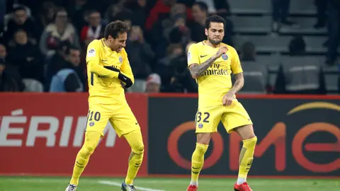 Neymar y Alves celebrando un gol Neymar y Alves celebrando un gol