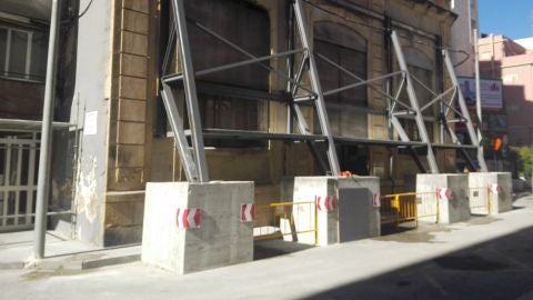 Nuevo apuntalamiento en la fachada del edificio de Riegos El Progreso