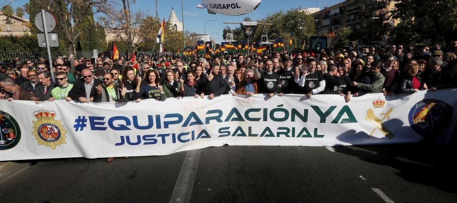 Manifestación convocada por JUSAPOL en Sevilla para reivindicar la equiparación salarial entre los cuerpos de seguridad del Estado Manifestación convocada por JUSAPOL en Sevilla para reivindicar la equiparación salarial entre los cuerpos de seguridad del Estado