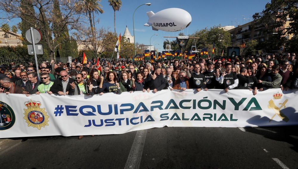 Manifestación convocada por JUSAPOL en Sevilla para reivindicar la equiparación salarial entre los cuerpos de seguridad del Estado
