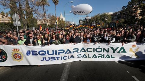 Manifestaci&oacute;n convocada por JUSAPOL en Sevilla para reivindicar la equiparaci&oacute;n salarial entre los cuerpos de seguridad del Estado