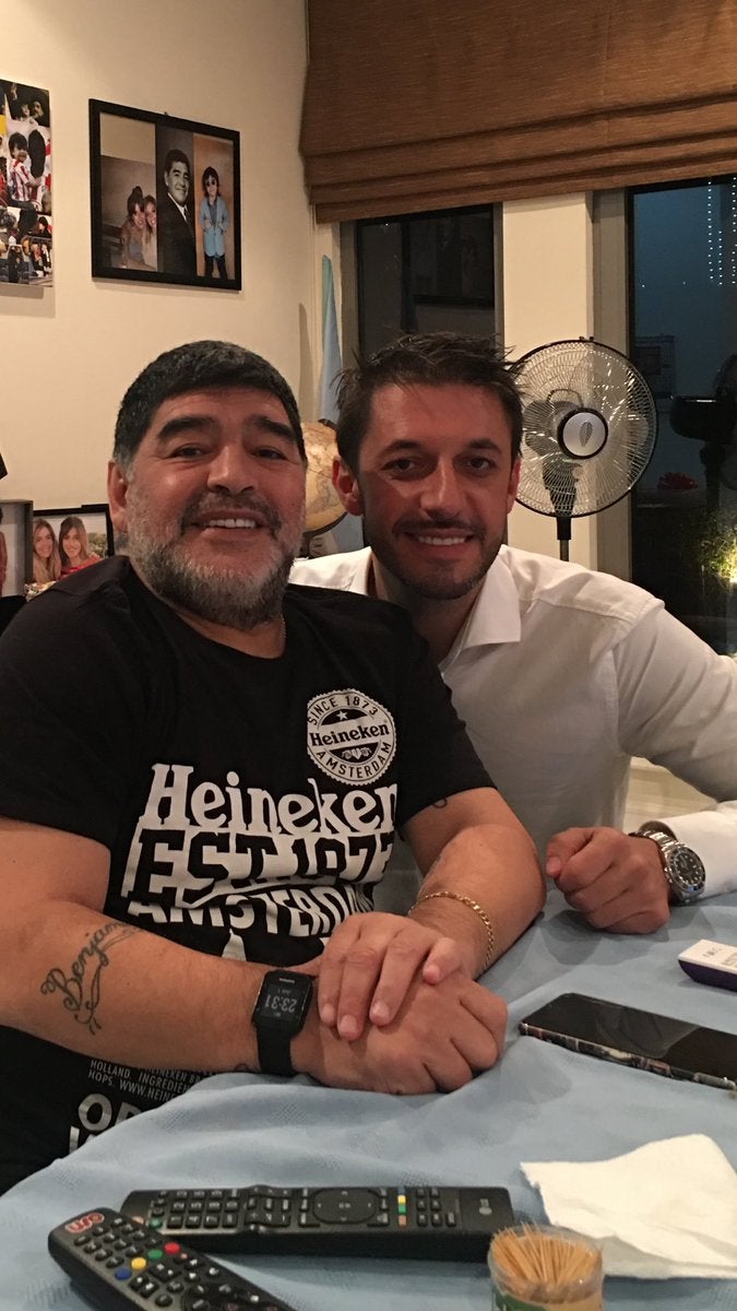 Los sentimientos de Maradona hacia Agüero, al descubierto: borra su cara en una fotografía Los sentimientos de Maradona hacia Agüero, al descubierto: borra su cara en una fotografía