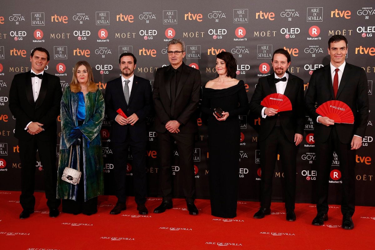 Pedro Sánchez, Pablo Iglesias y Alberto Garzón posan con el abanico rojo #MÁSMUJERES en la alfombra de los Goya Pedro Sánchez, Pablo Iglesias y Alberto Garzón posan con el abanico rojo #MÁSMUJERES en la alfombra de los Goya