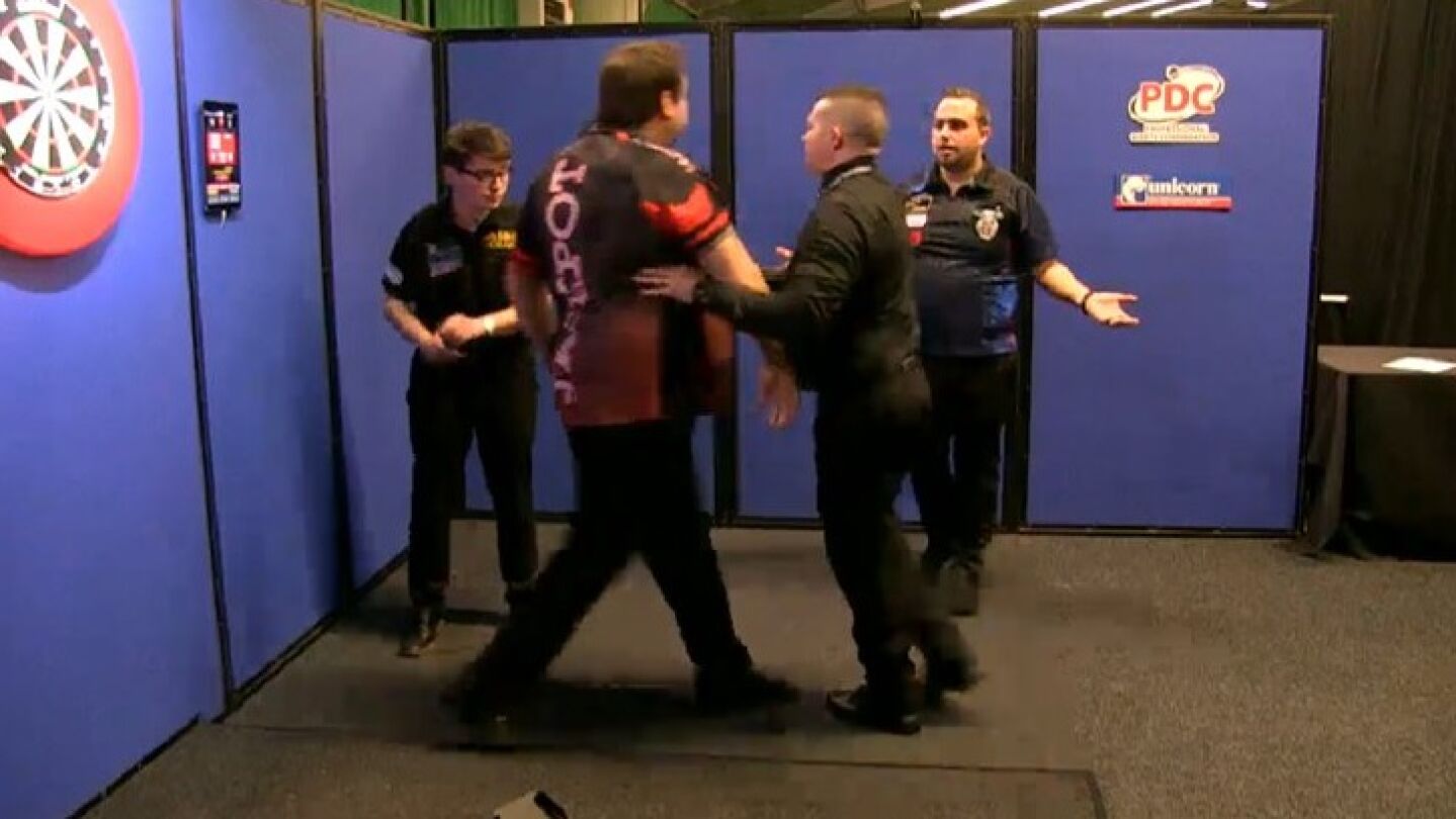 Adrian Lewis en el momento de empujar a Jos&eacute; Justicia