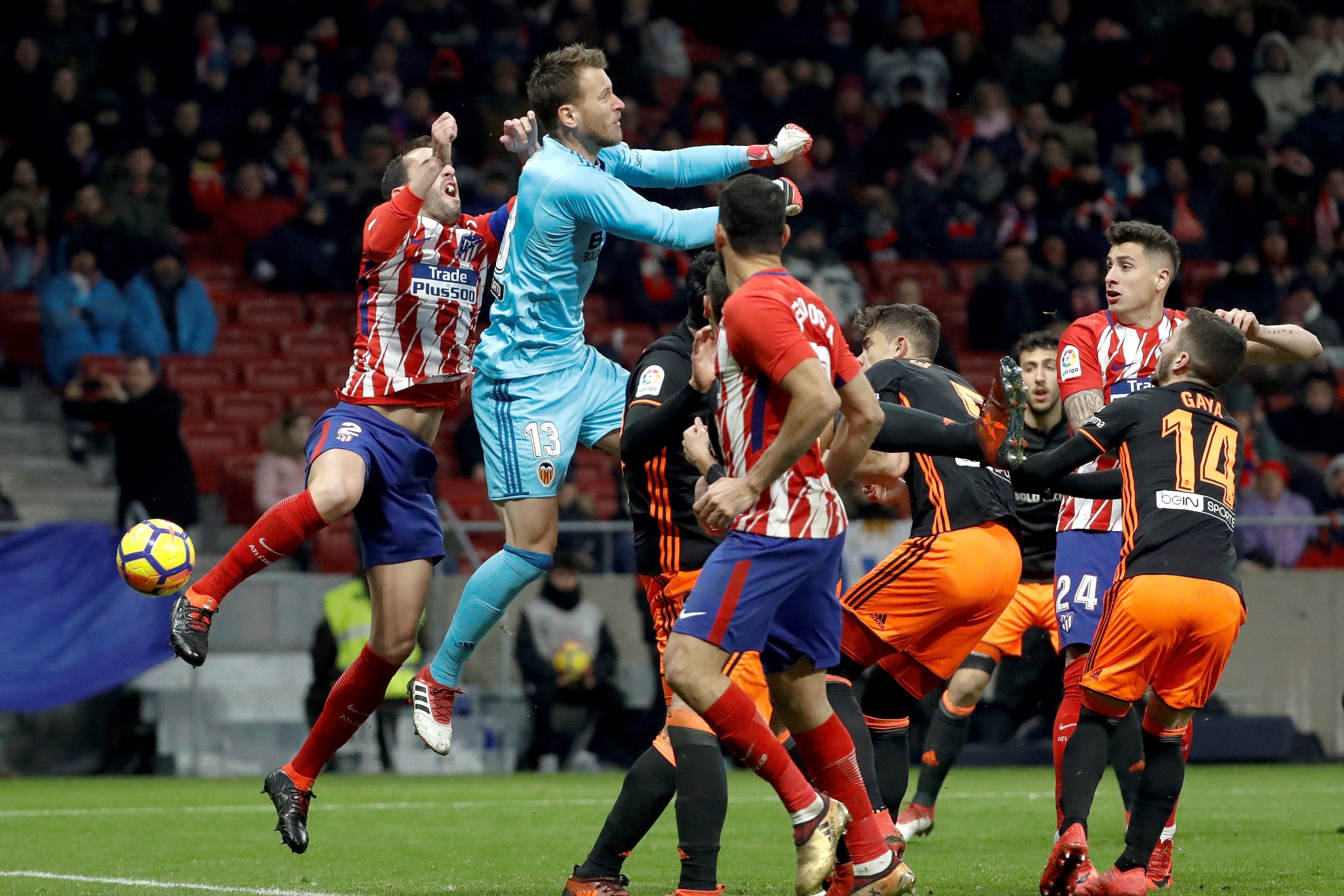 Godín perdió varios dientes tras sufrir un brutal golpe de Neto en el área Godín perdió varios dientes tras sufrir un brutal golpe de Neto en el área
