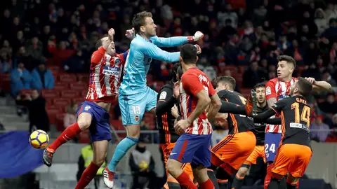 Diego Godín, en el momento de sufrir el golpe con Neto Diego Godín, en el momento de sufrir el golpe con Neto