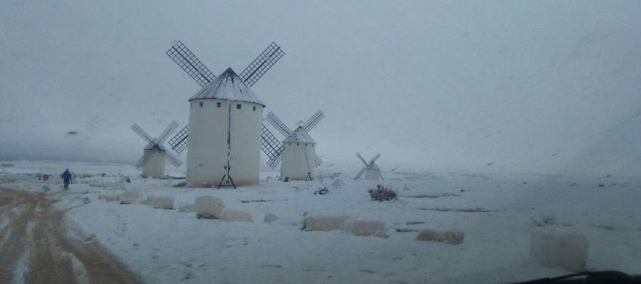 Molinos de viento cubiertos por la nieve Molinos de viento cubiertos por la nieve