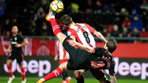 Íñigo Martínez trata de despejar un balón Íñigo Martínez trata de despejar un balón