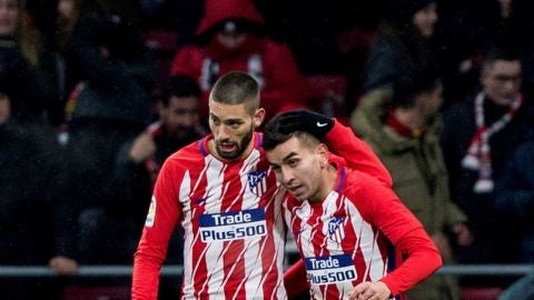 Carrasco y Correa celebran el gol de la victoria ante el Valencia