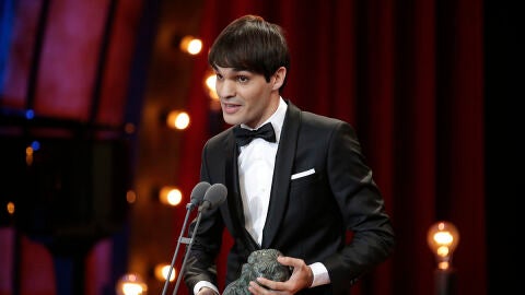 Eneko Sagardoy, protagonista de 'Handia', junto a su Premio Goya