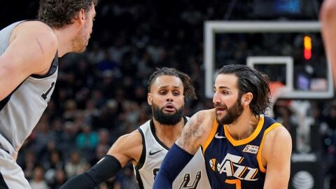 Ricky Rubio, en acci&oacute;n ante Pau Gasol