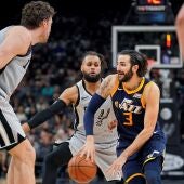 Ricky Rubio, en acción ante Pau Gasol