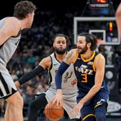 Ricky Rubio, en acción ante Pau Gasol Ricky Rubio, en acción ante Pau Gasol