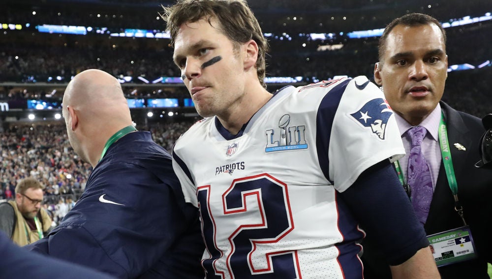 Tom Brady, cabizbajo tras la derrota