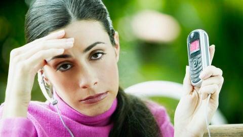 Mujer harta del tel&eacute;fono