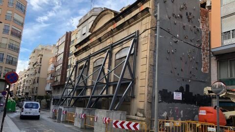 Fachada apuntalada del edificio de Riegos El Progreso de Elche