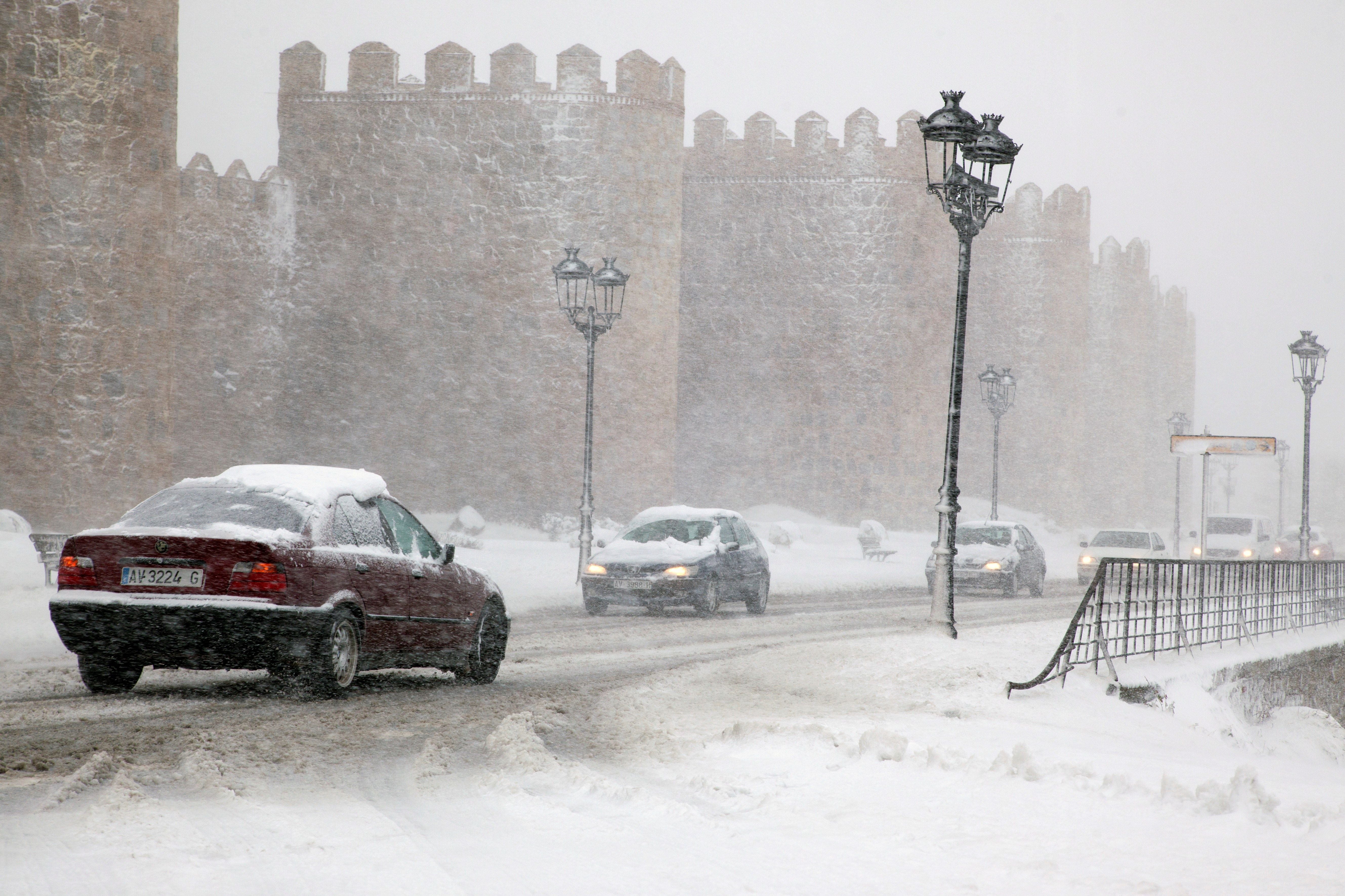 José Luis Rivas, Alcalde de Ávila: "Estamos trabajando para que la ciudad vuelva a su ritmo normal tras las nevadas" José Luis Rivas, Alcalde de Ávila: "Estamos trabajando para que la ciudad vuelva a su ritmo normal tras las nevadas"
