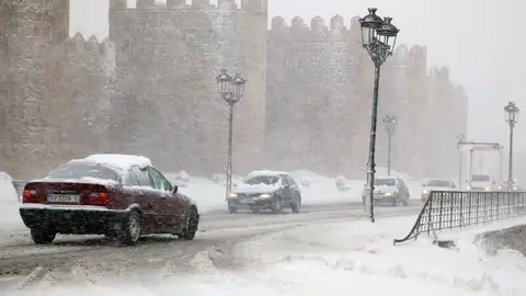 Varios vehículos circulan por una carretera próxima a la muralla de Ávila Varios vehículos circulan por una carretera próxima a la muralla de Ávila