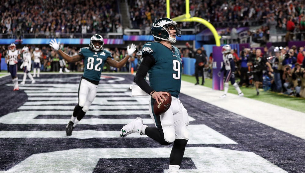 Nick Foles anota un touchdown en la Super Bowl